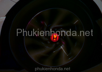 Logo 4 bánh có chữ H đứng im khi xe di chuyển và có đèn phát sáng